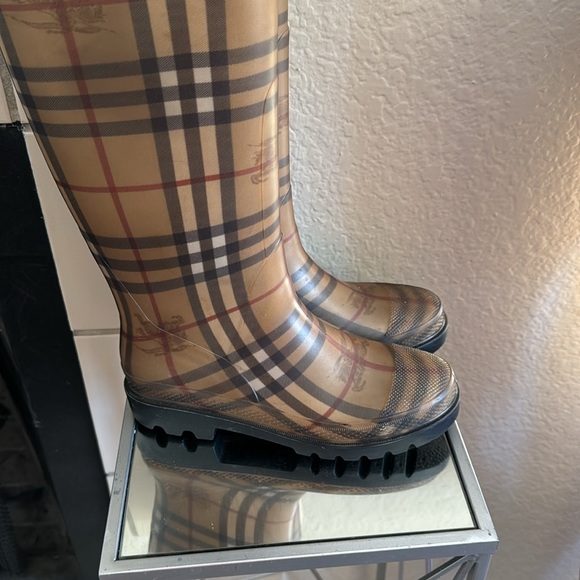 Women’s Burberry Rain boots - Picture 7 of 7